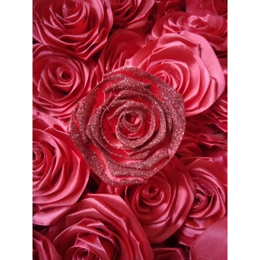 

Bunga pita satin gliter merah