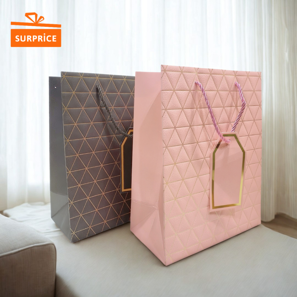 

Surprice Paper Bag Tali Segitiga 18x23 / Paperbag Kartu Ucapan / Tas Hadiah / Tas Kado / Paper Bag Hampers / Paper Box Kado Hadiah Ulang Tahun