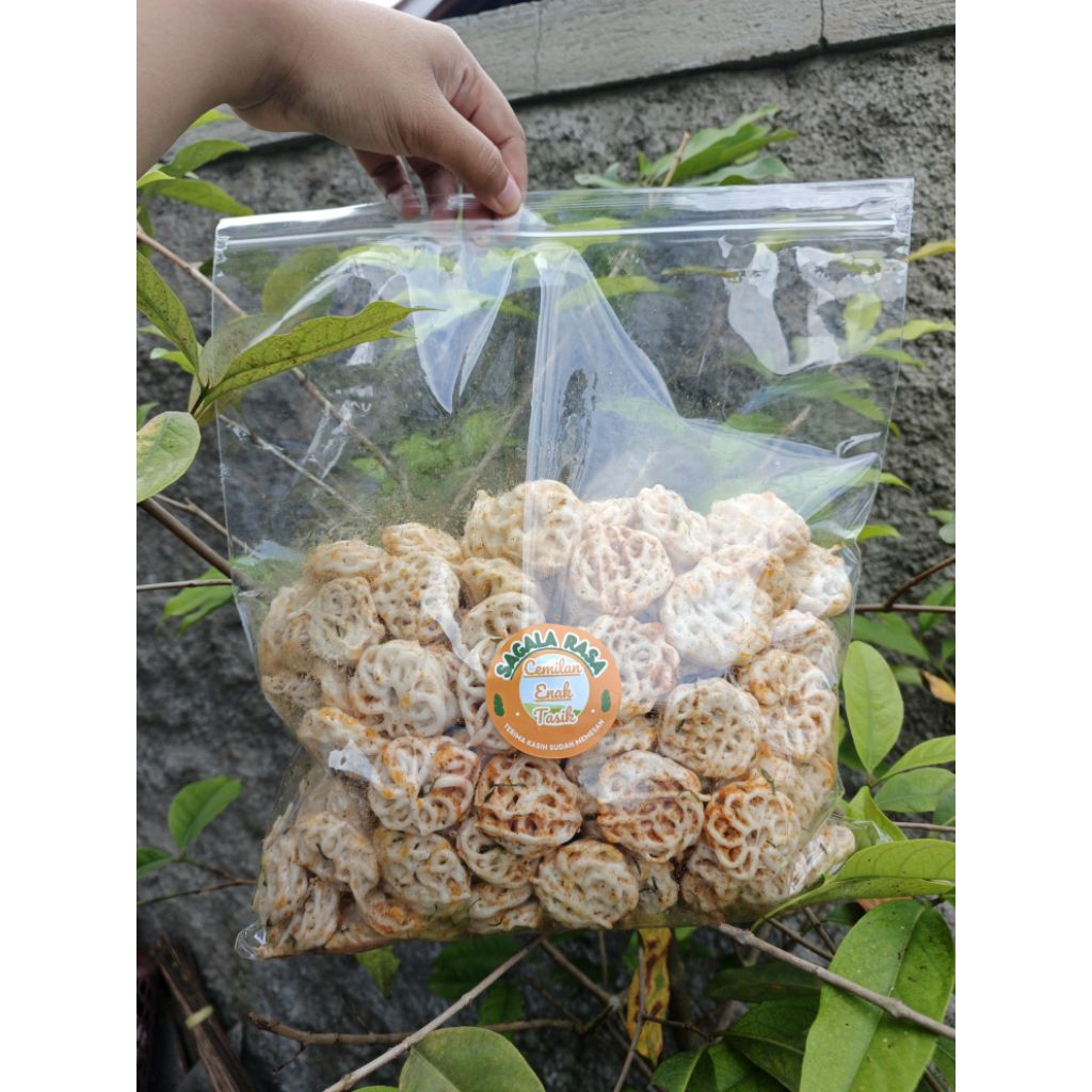 

Kerupuk Rafael bantet Daun Jeruk 500gr / Kerupuk Mawar / Seblak Rafael Cemilan Pedas Cemilan viral Dari tasikmalaya Cemila Pedas spicy snack Foods / (Seblak Rafael)gk