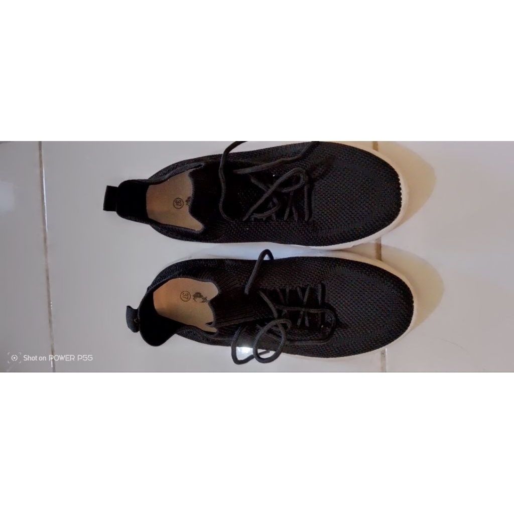 sepatu olahraga wanita Dr.Kevin