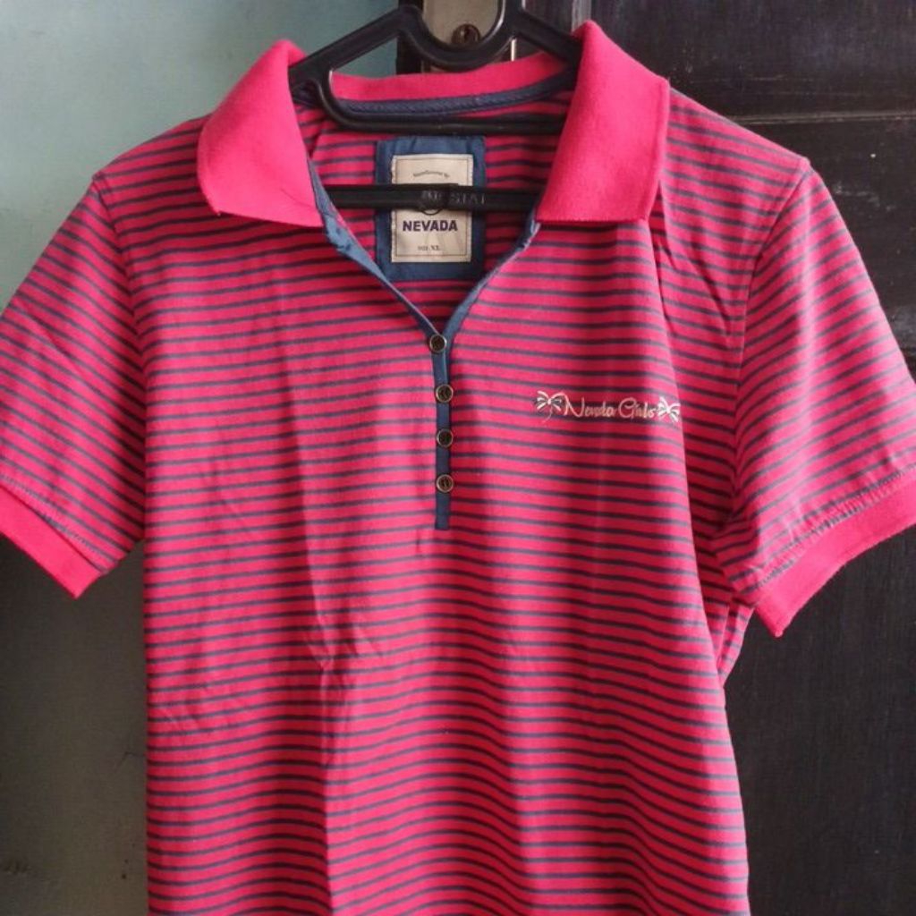 Kaos wanita Berkerah Nevada Preloved