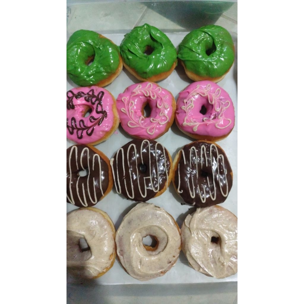 

DONAT EMPUK ISI 4PCS TOPING COKLAT OREO KEJU STROBERI MATCHA TIRAMISU