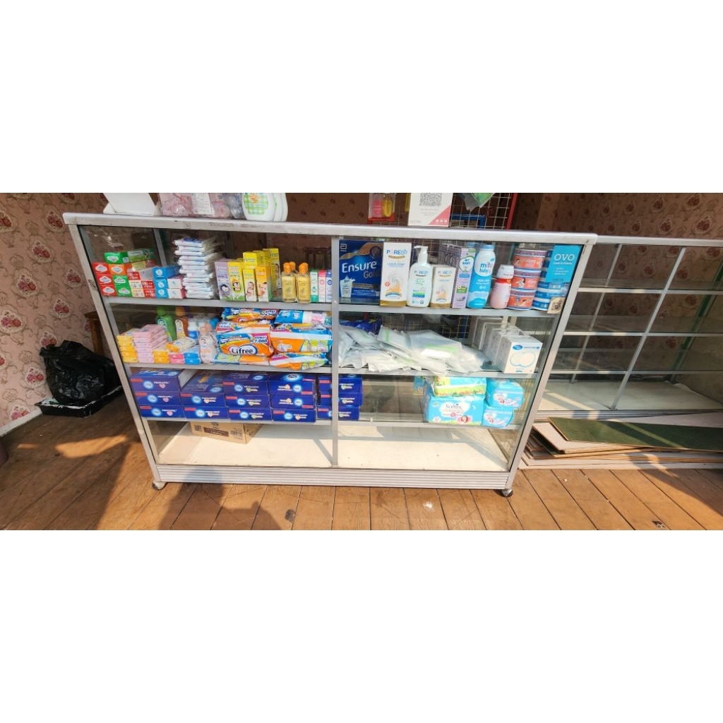 ETALASE RAK KACA 1.5 × 1m × 0.4m