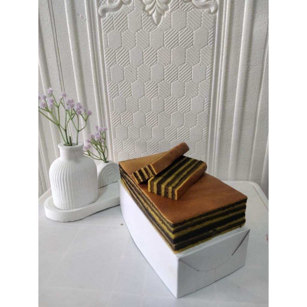 

Lapis legit spesial basah cokelat