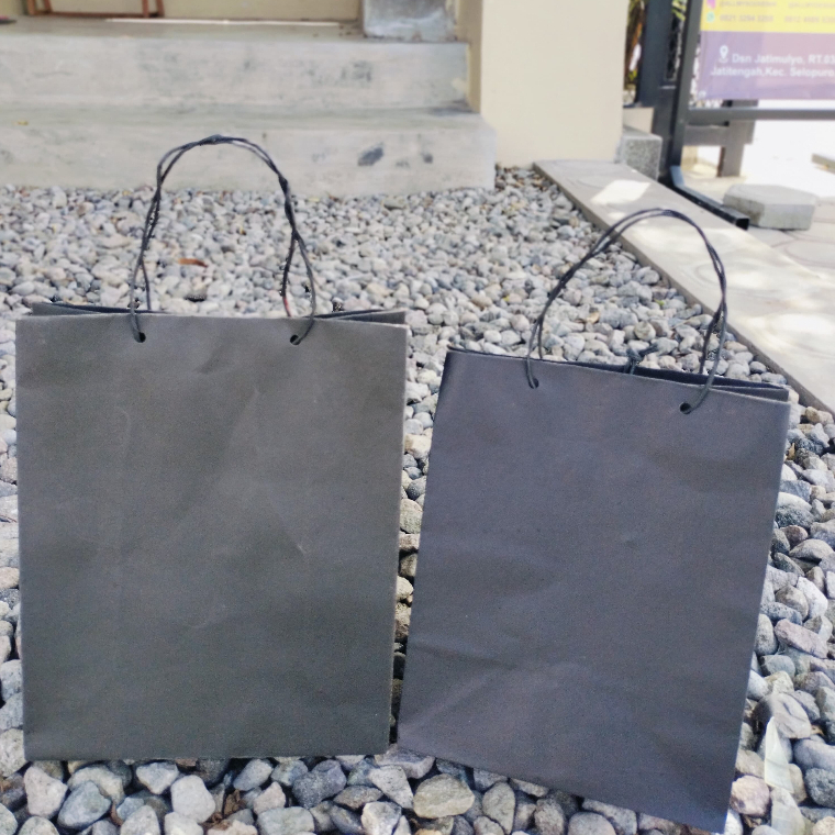 

PAPERBAG HITAM POLOS LUSINAN/TAS HAJATAN