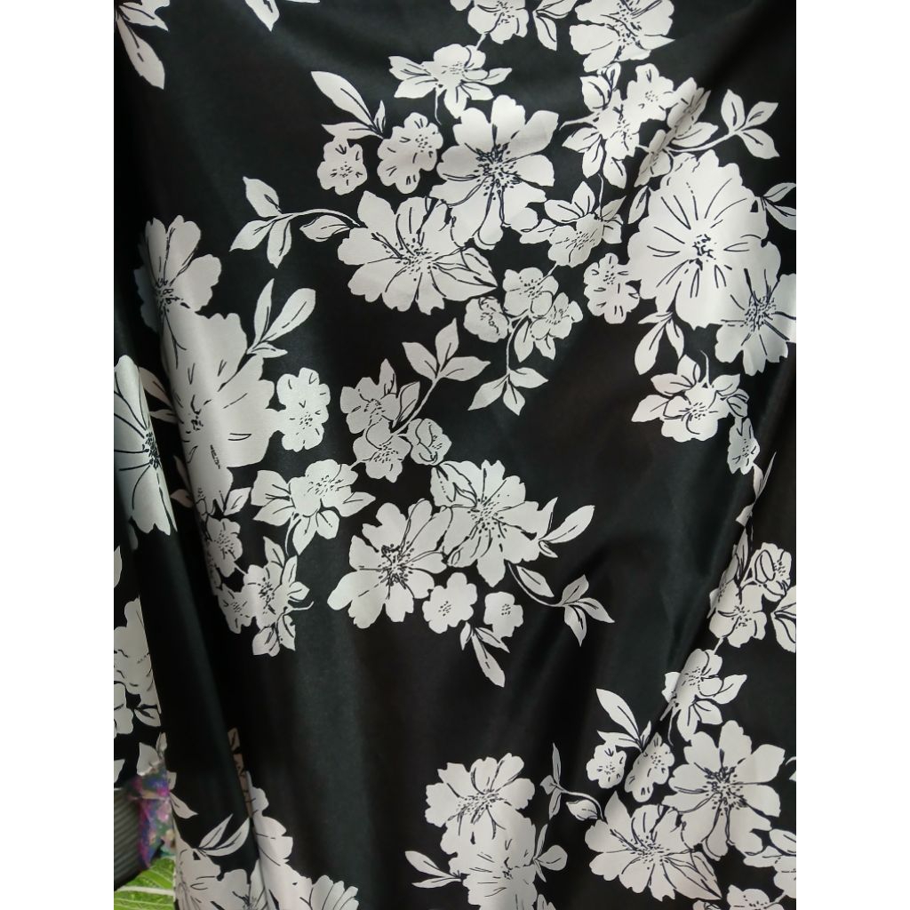 Kain/Bahan satin silk motif//Bahan maxmara silk motif kembang//Kain silk motif bunga(silk15)