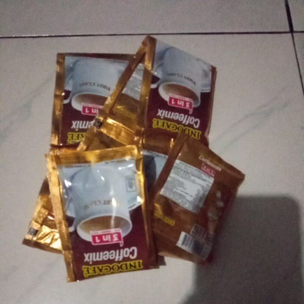 

KOPI INDOCAFE COFFEMIX 3IN1 20GR HARGA 1 RENCENG ISI 10 SACHET