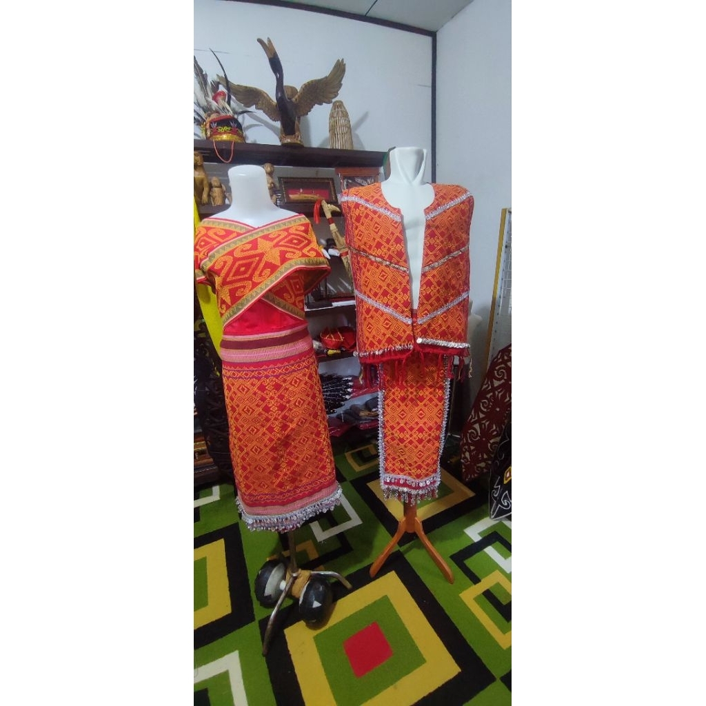 sepasang baju adat dayak iban fullset