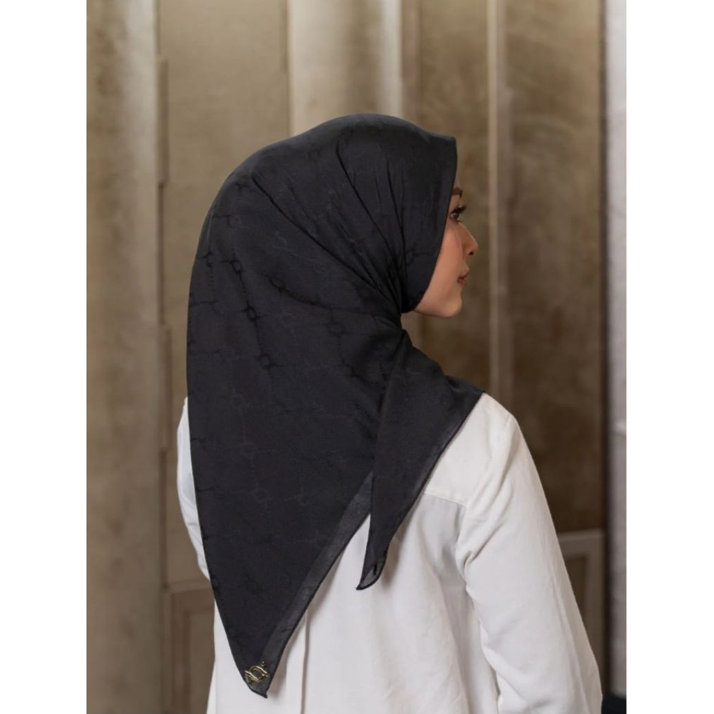 Wearing Klamby Plain Scarf Monogram Chain 2.0