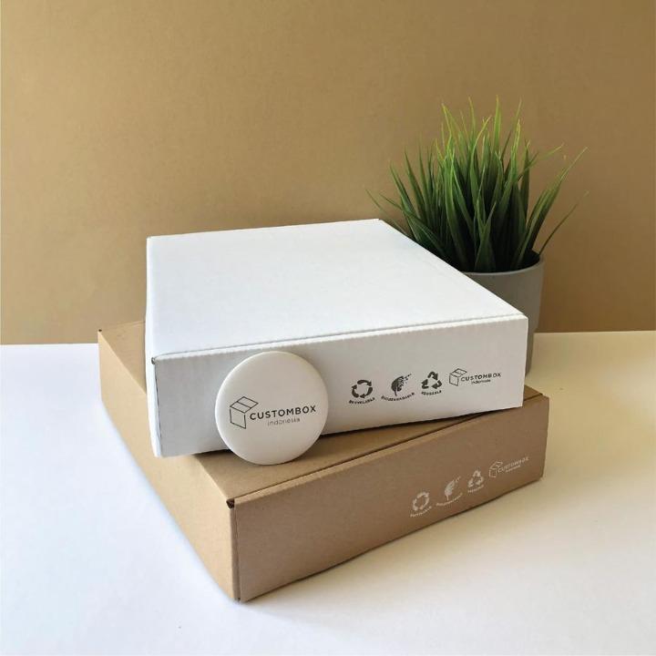 

Dus White Packaging Isi 1 Pcs Ukuran 33.5 x 24.5 x 7.5 Cm Kardus Kotak Box Hadiah Hampers Kado