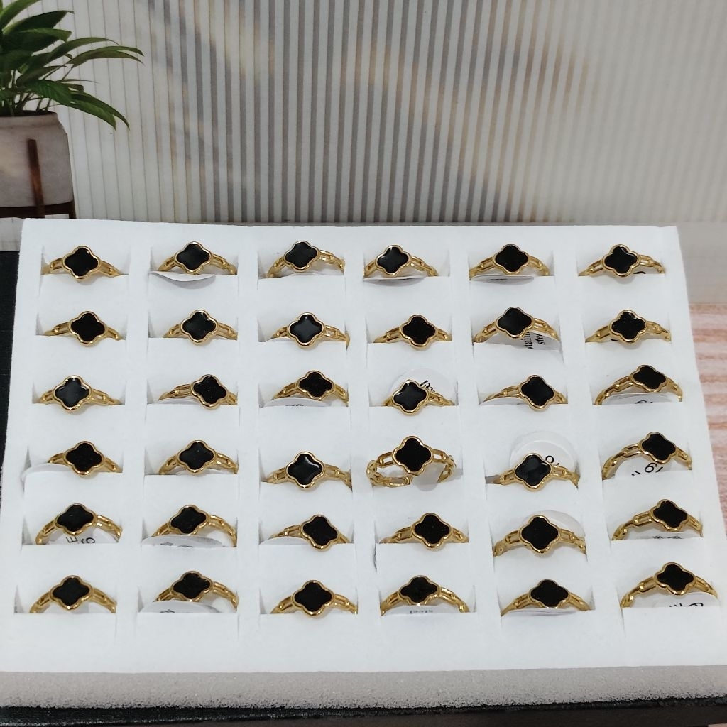 Grosir Cincin Titanium Clover Ring Rante Variasi isi 36pcs (1 Box)