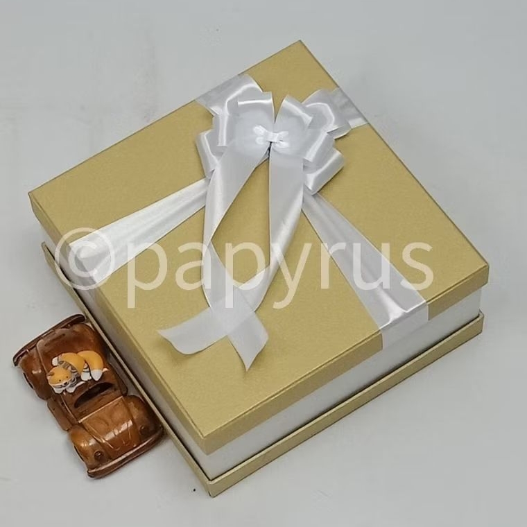 

PAPYRUS Sandwich 25x25 Tinggi 10cm Kotak Kado Gift Box Hadiah V2