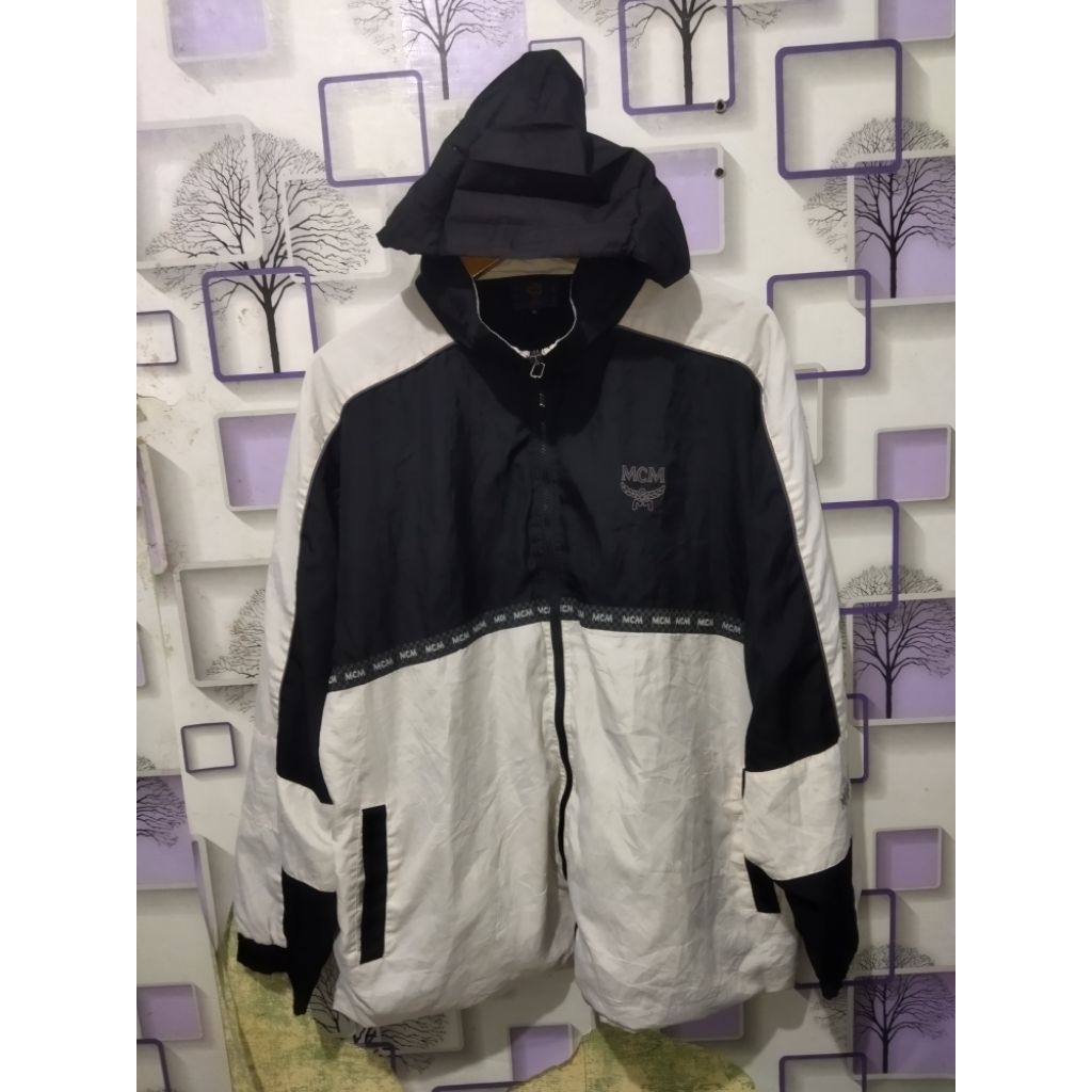 jaket MCM logo tapped