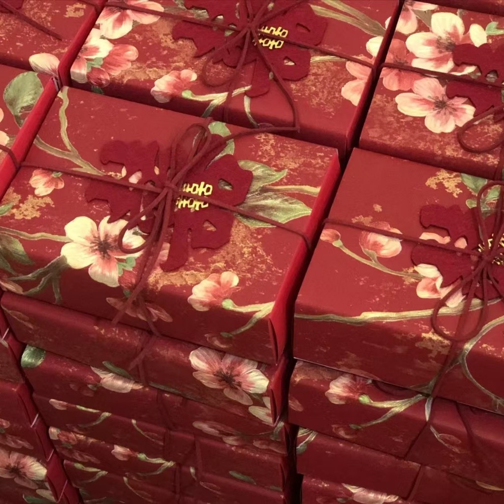 

XT713 - KOTAK SOUVENIR PERNIKAHAN MOTIF BUNGA MERAH - CANDY BOX SANGJIT - KOTAK HAMPERS WEDDING