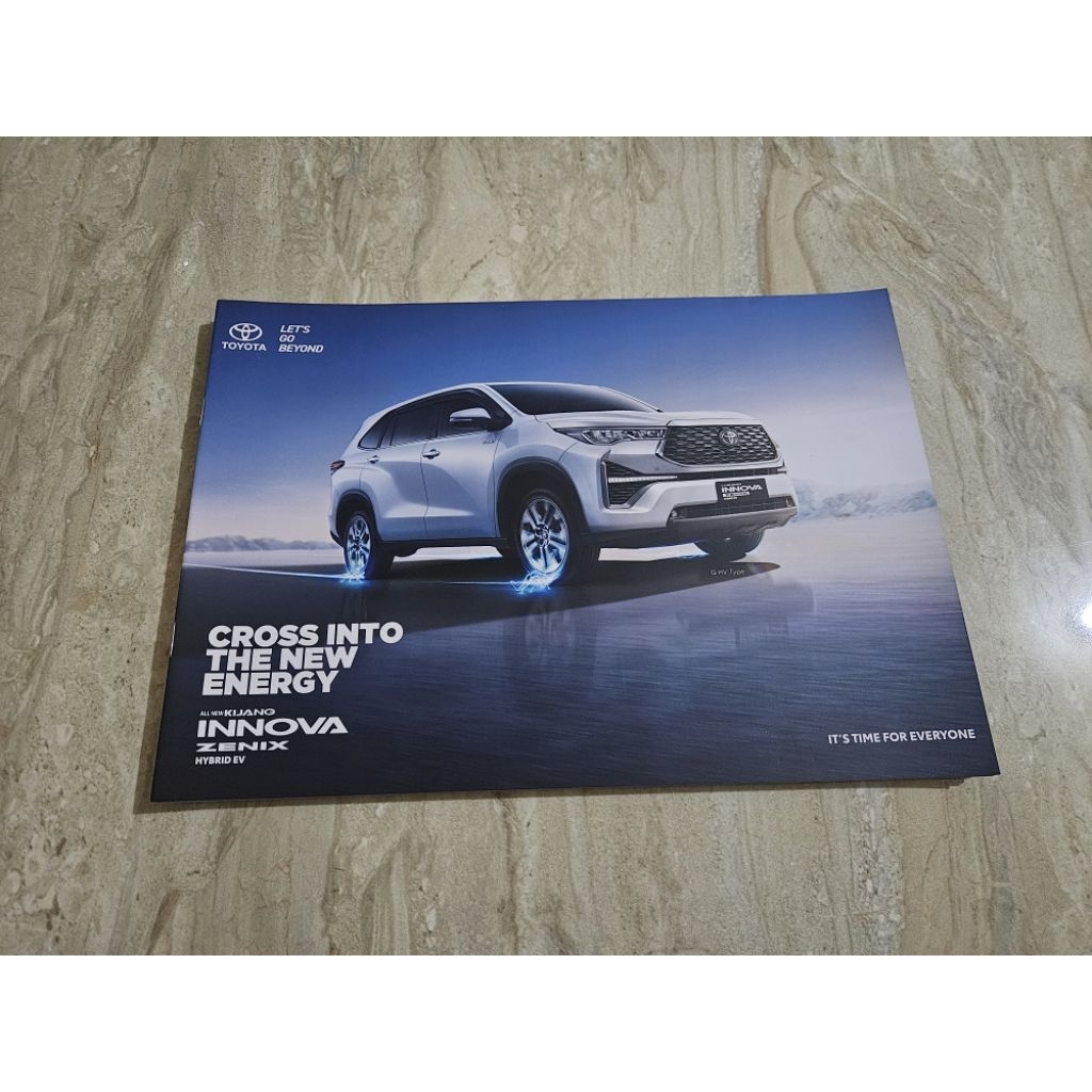 brosur katalog mobil toyota kijang innova zenix 2022 hybrid