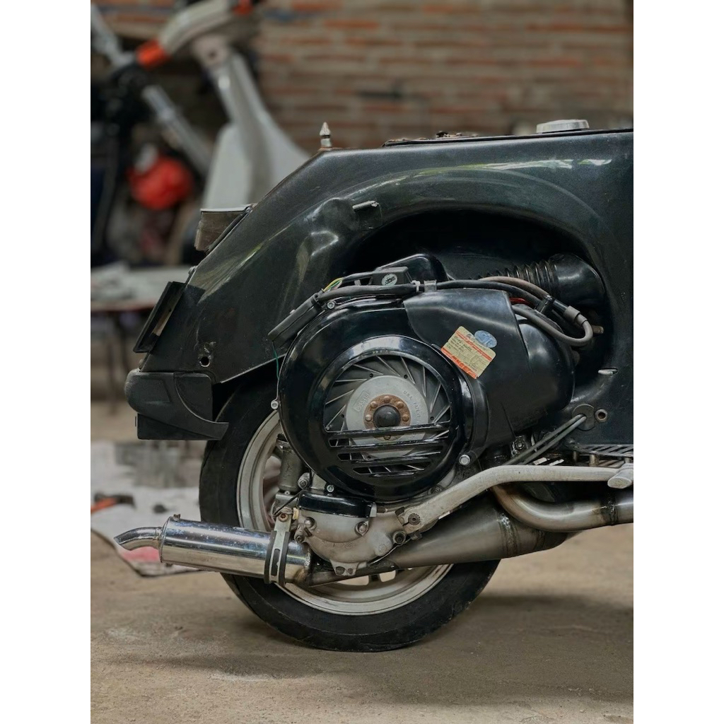 knalpot racing buang kanan vespa clasik
