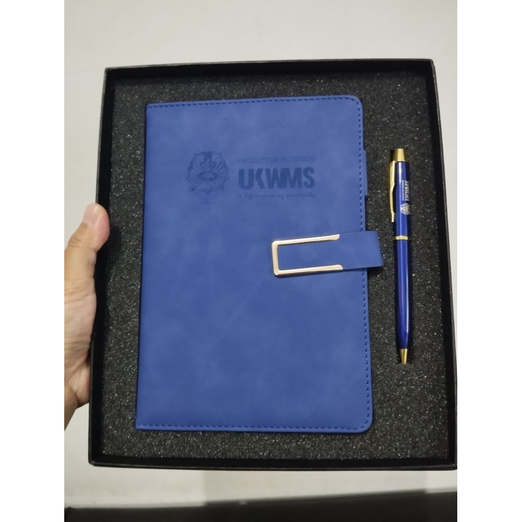 

(MIN 10) Agenda Kulit FREE GRAFIR NAMA & LOGO/Gift Set Agenda Kulit SUPER SOFT + Pulpen Model Parker Custom LOGO/Gift Set MEWAH/Seminar Kit/Souvenir Corporate Gift Set Notebook A5 + Pulpen Eksklusif/SOUVENIR