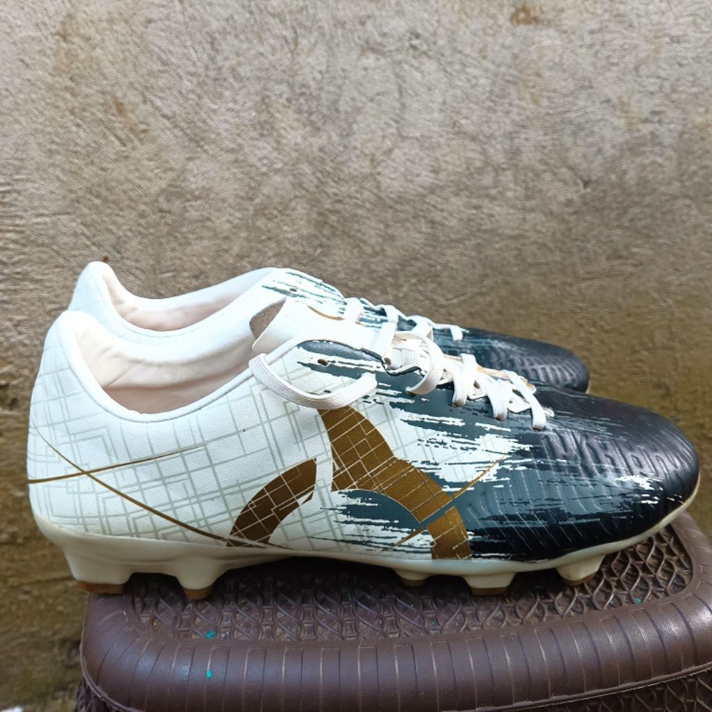 Sepatu bola bekas size 42