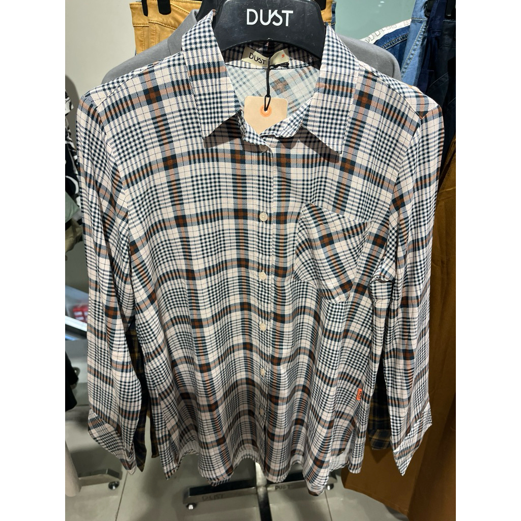 kemeja kotak Dust
