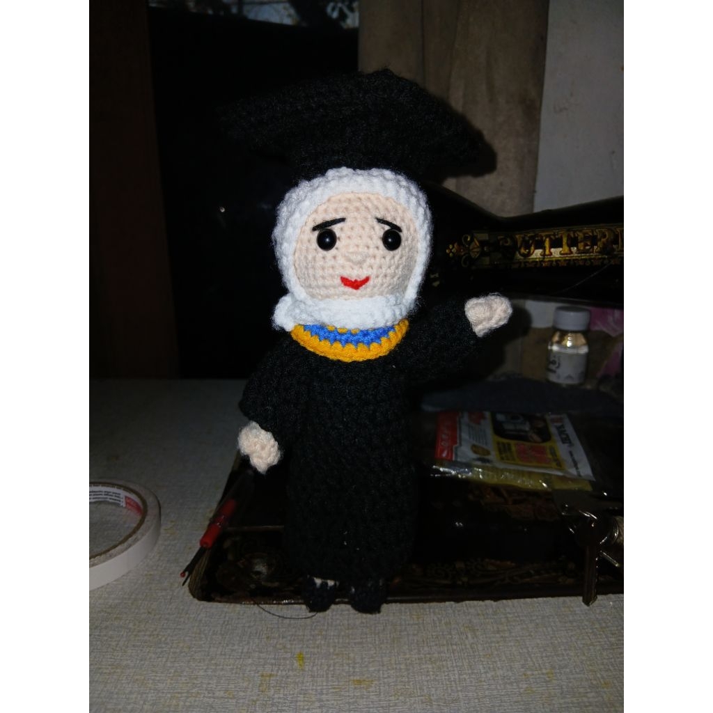 boneka wisuda rajut