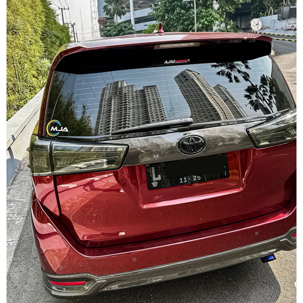 trunklid carbon innova reborn venturer garnish belakang carbon innova reborn venturer