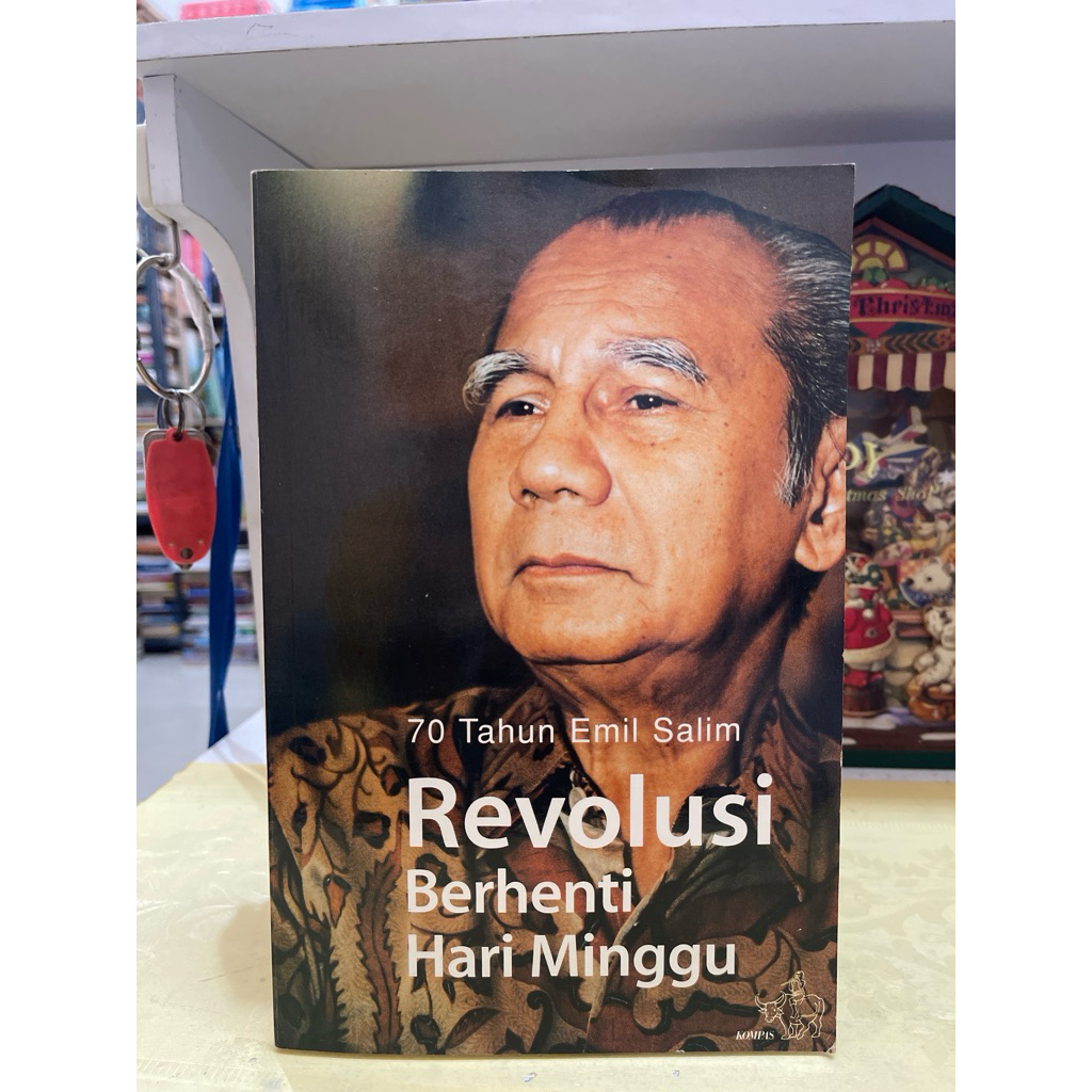 BUKU REVOLUSI BERHENTI HARI MINGGU 70 TAHUN EMIL SALIM