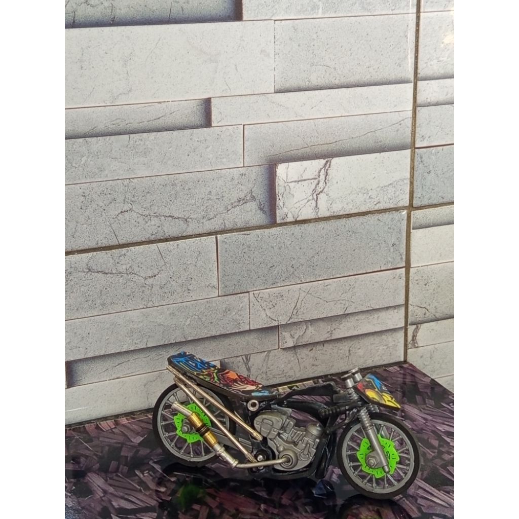 mainan miniatur motor