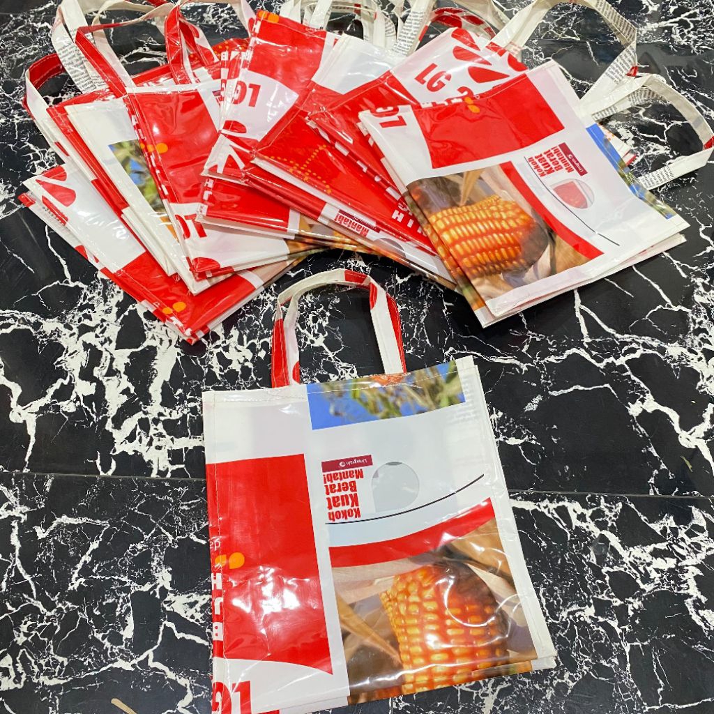 

prakarya atau kerajinan tas daur ulang dari kemasan benih jagung