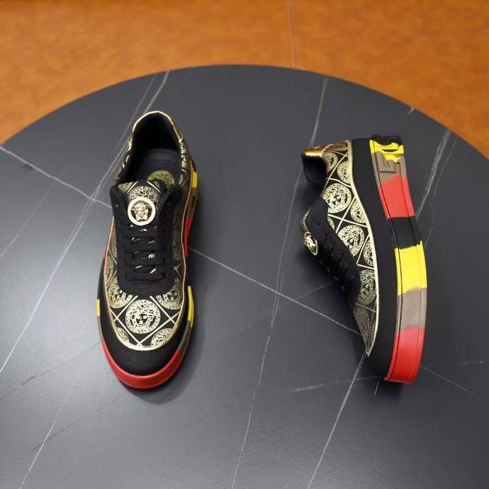 V*rs@ce Sepatu Sneakers Kain Hitam Putih dengan Hiasan Pria