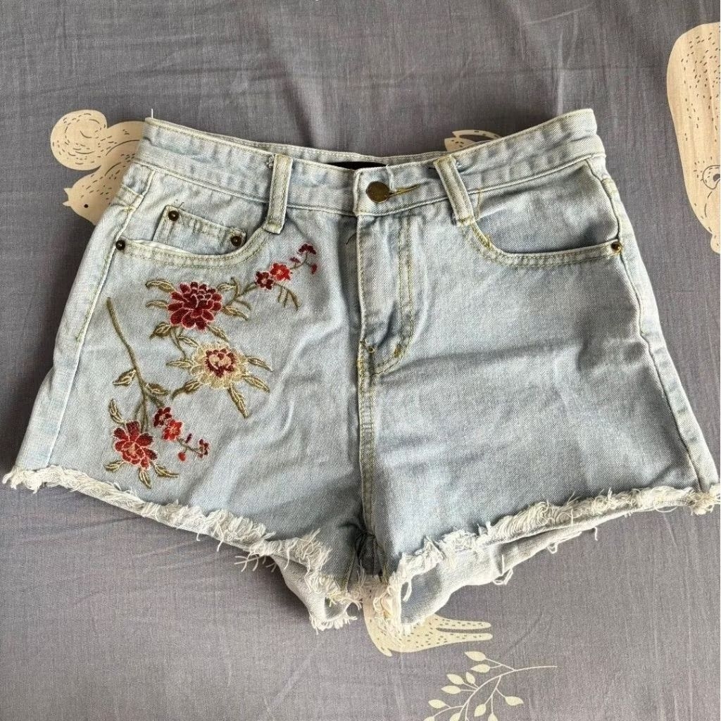 PRELOVED NYLA BASIC  CELANA PENDEK JEANS WANITA