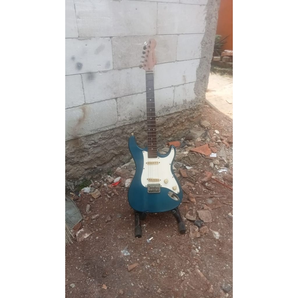 gitar listrik merek Yamaha