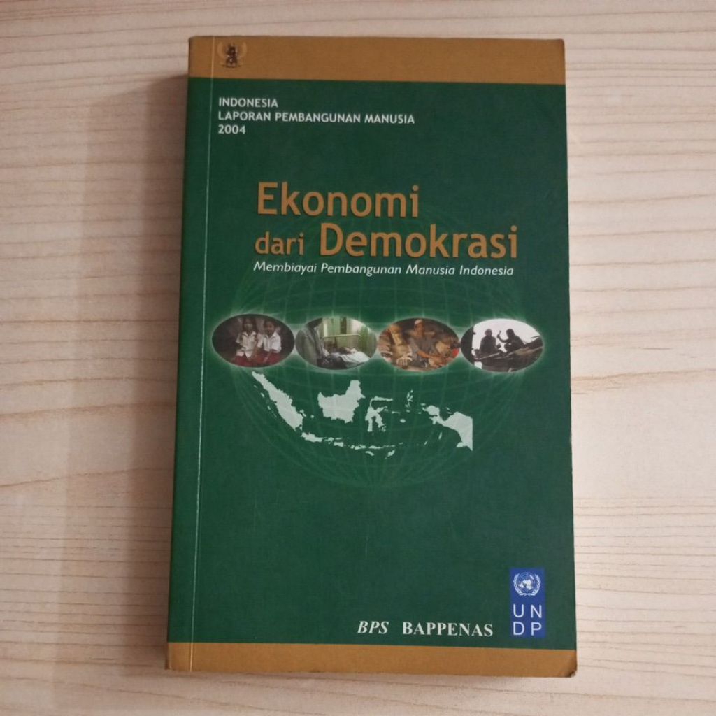 BUKU INDONESIA LAPORAN PEMBANGUNAN MANUSIA 2004 EKONOMI DAN DEMOKRASI MEMBIAYAI PEMBANGUNAN MANUSIA 