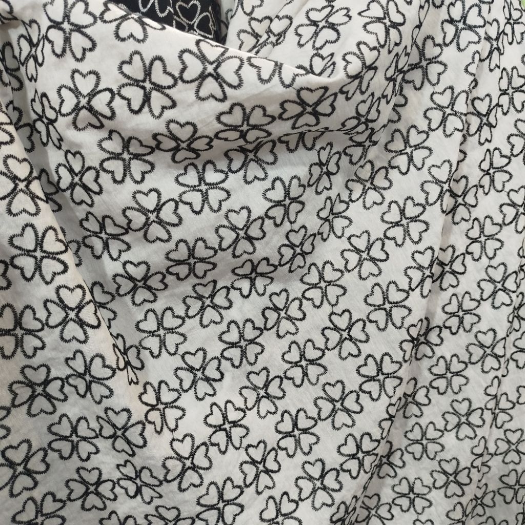 Kain Katun Bordir Motif Bunga Clover Hitam Putih – Bahan Premium Cocok Untuk Gamis,Blouse,Tunik Dan 