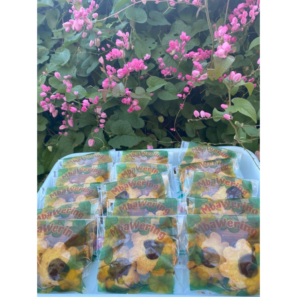 

MbaWering Kue Kembang Waru Kering