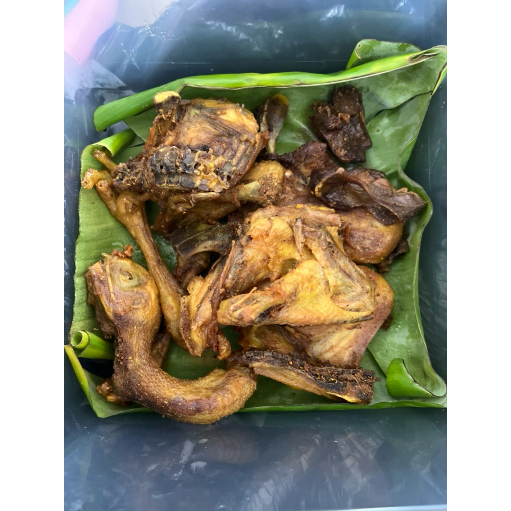 

Bebek 1 ekor Laris Mak Tuman sepaket dengan srundeng dan sambal bawang