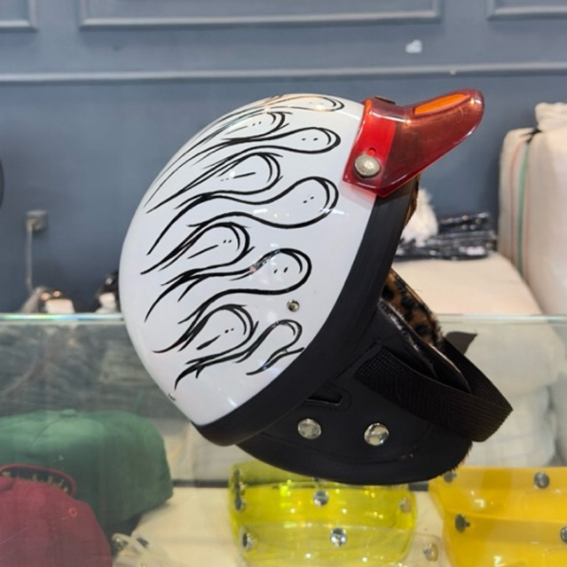 Helm chips flame leopard