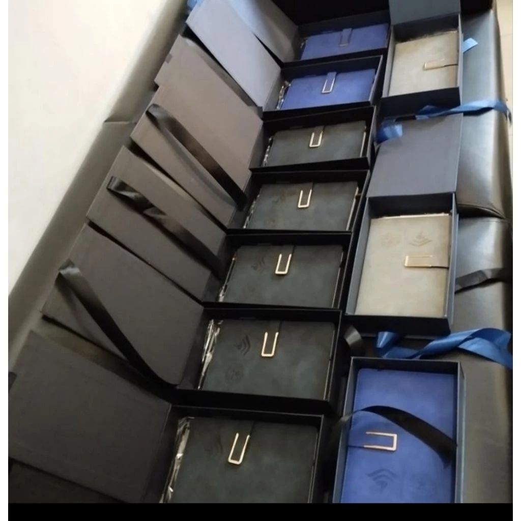 

ECER Gift Set FREE GRAFIR NAMA & LOGO/Gift Set Custom Logo/Hampers Giftset 2in1/Gift Set Agenda Kulit & Pen Metal/HADIAH KADO MEWAH/Gift Set isi 2 Notebook A5 Pulpen Besi/Souvenir Gift Set Agenda A5 dan Pen Metal/Souvenir Satuan