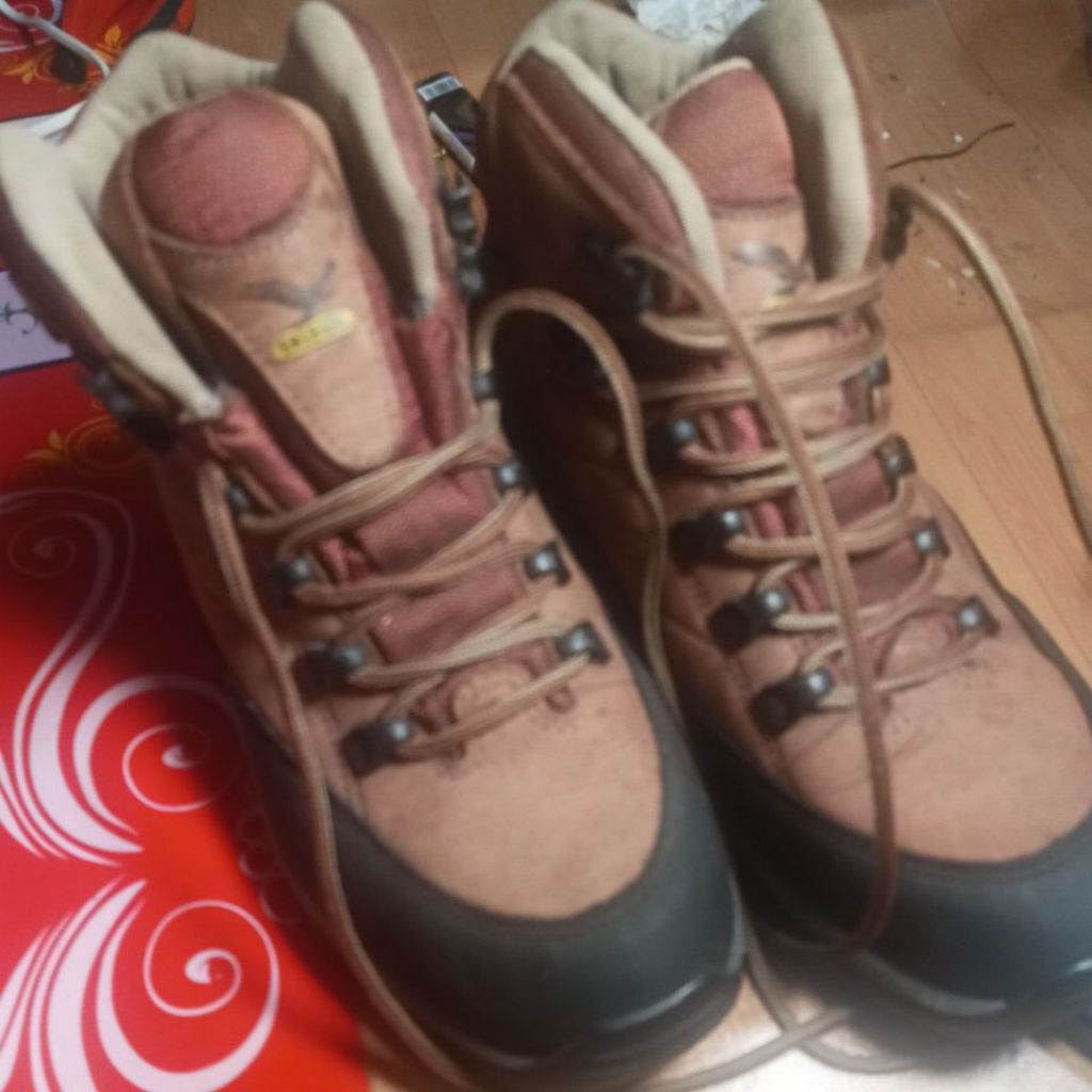 sepatu gunung salewa second