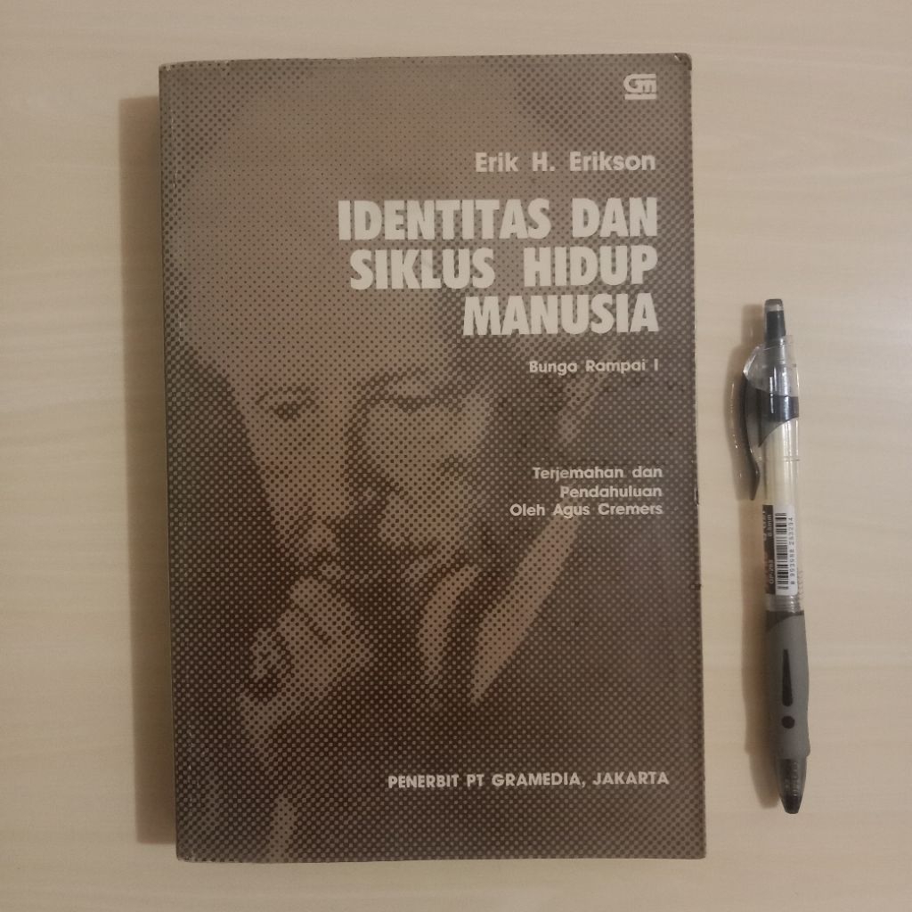IDENTITAS DAN SIKLUS HIDUP MANUSIA - Buku Bekas Murah Original - B1