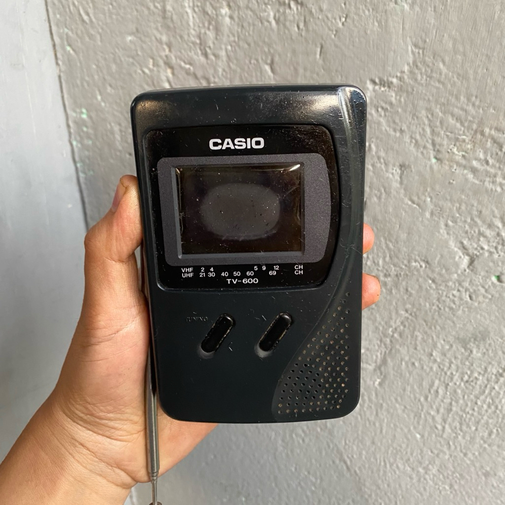 TV Mini Vintage Casio TV-600 – Pajangan Elektronik Era 90an