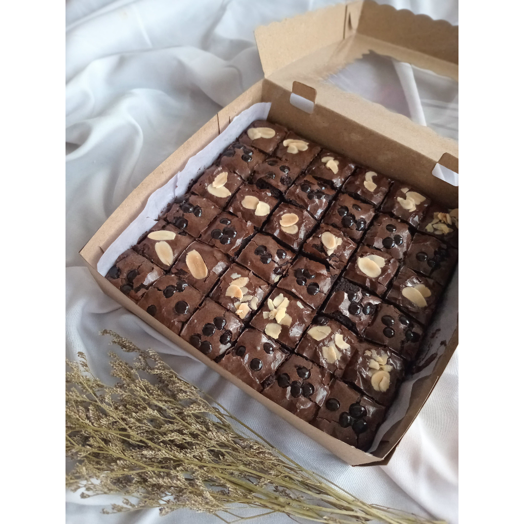 

Daebak by Winda Fudgy brownies topping isi 36 potong