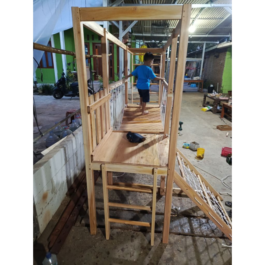 Jembatan goyang mainan anak