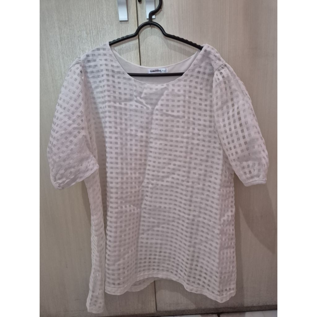 PRELOVED BAJU l Atasan Blouse Wanita Motif Kotak Kotak Silk Warna Putih Lengan Pendek Merk Damoyera 