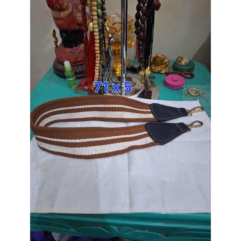 Tali tas branded Uk 71 x 5 warna putih 
Limited edition 
Barang terawat 
Pemakaian pribadi