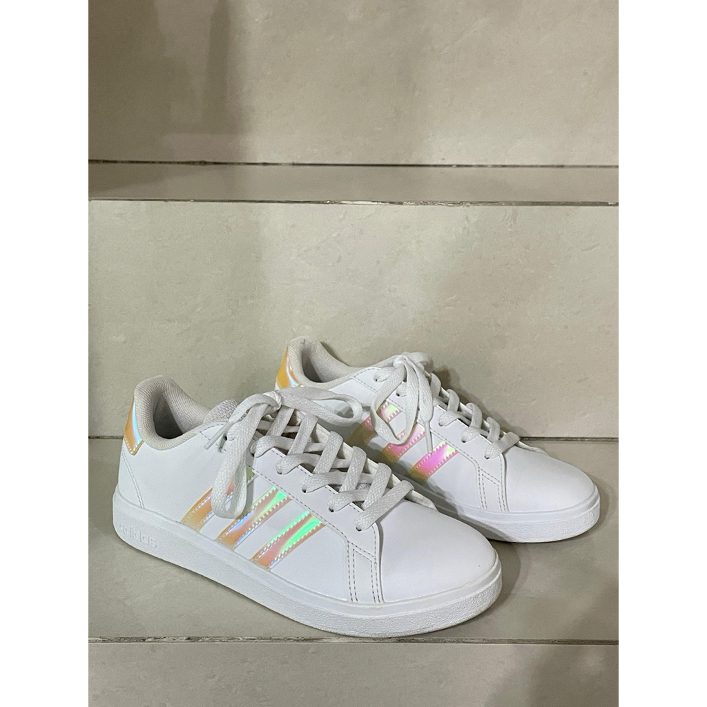 Sepatu putih adidas wanita