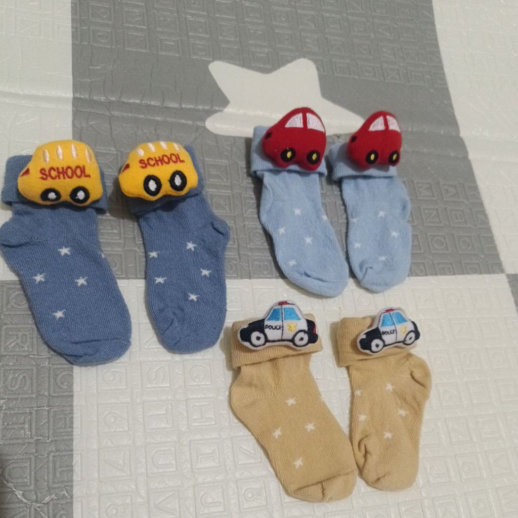 Preloved second kaos kaki newborn NB motif bintang mobil lucu untuk baby boy (3 pasang)
