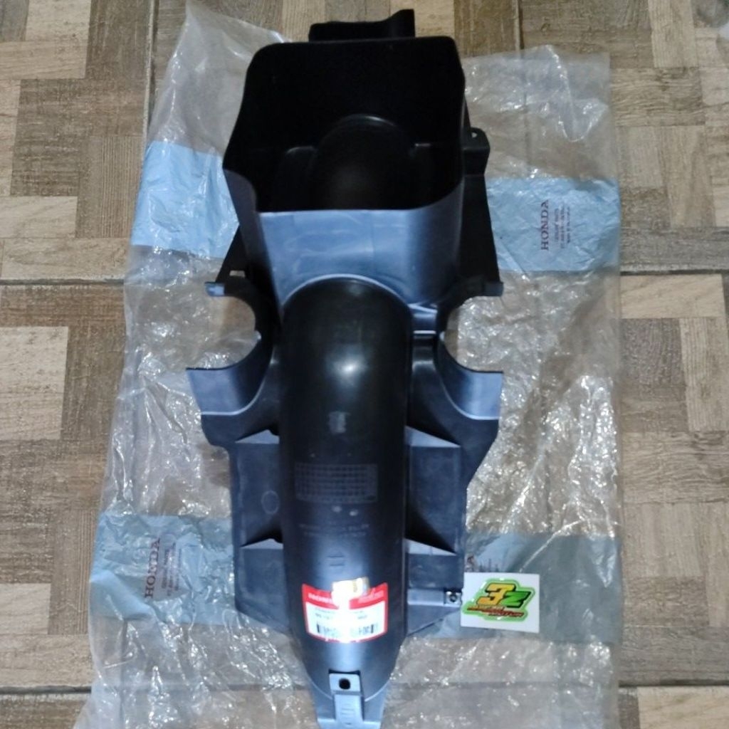 Spakbor slebor tengah kolong bagasi bawah jok Kirana KPW original baru AHM / 80101-KPW-860