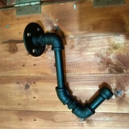 pipa besi hitam lengkung