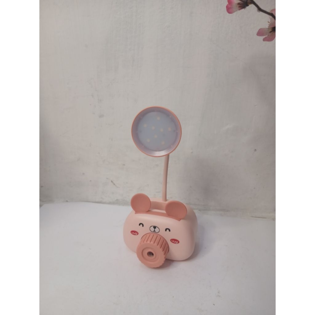 

lampu meja portable dan peruncing pensil