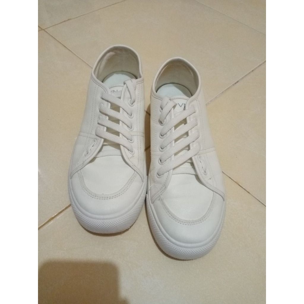sepatu pvn putih